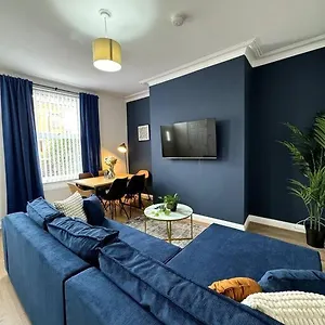 Modern 5-bed Near Centre Leeds (West Yorkshire)