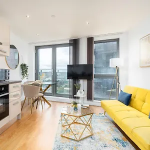 Exclusive - Centre - Free Parking -wifi Netflix- Juliet Balcony Leeds (West Yorkshire)