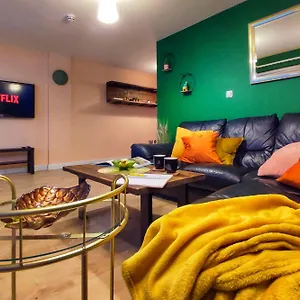 Duplex In With King Size Bed - Long Rates Available Leeds (West Yorkshire)